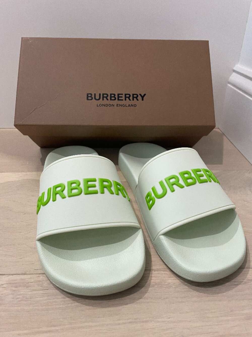Burberry Slides - Picture 1 of 9